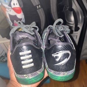 Kobes basketball shoes